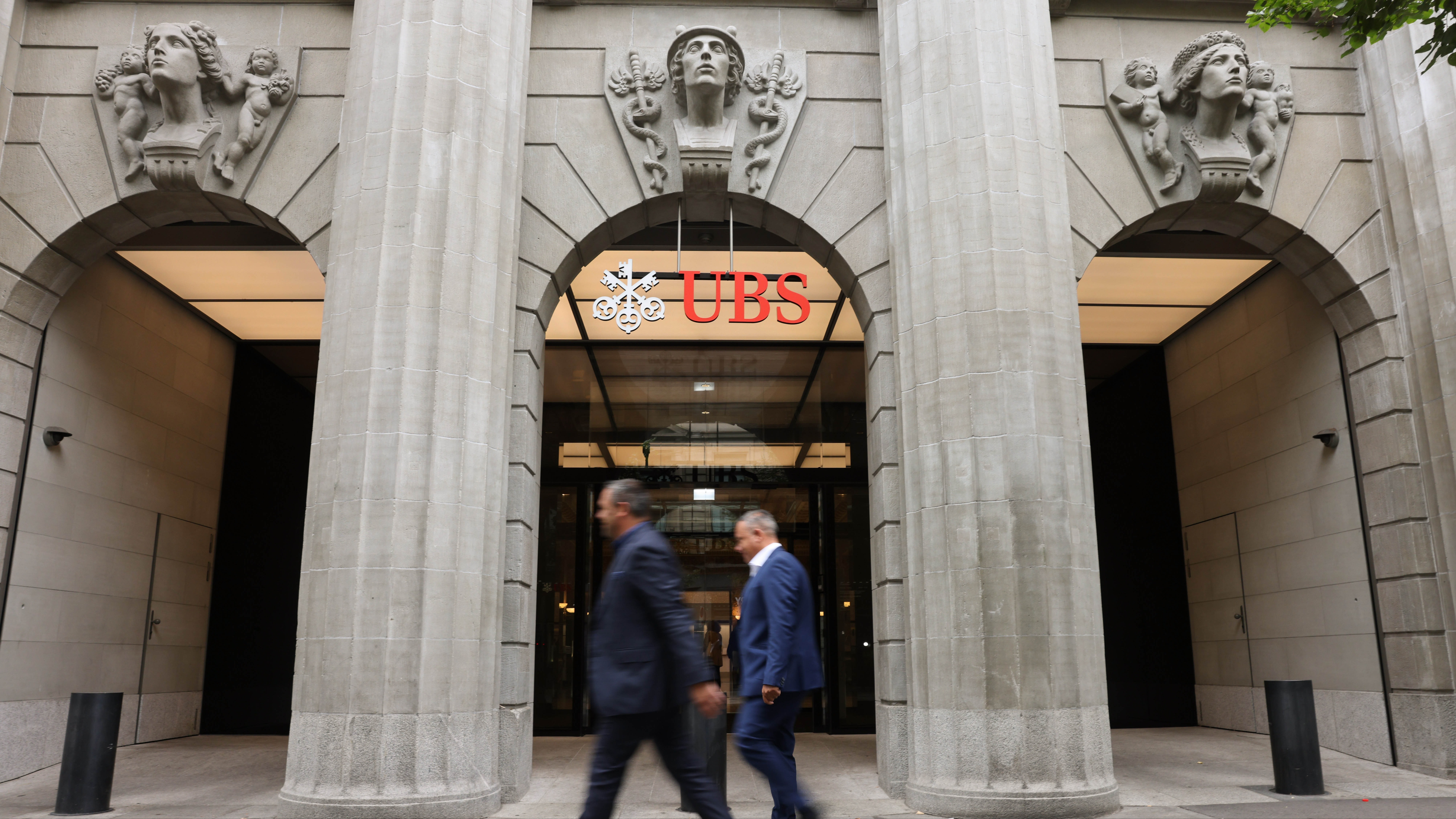 Swiss politicians edge towards a deal on UBS capital rules; Ex-Deutsche executive files £473mn lawsuit over MPS case