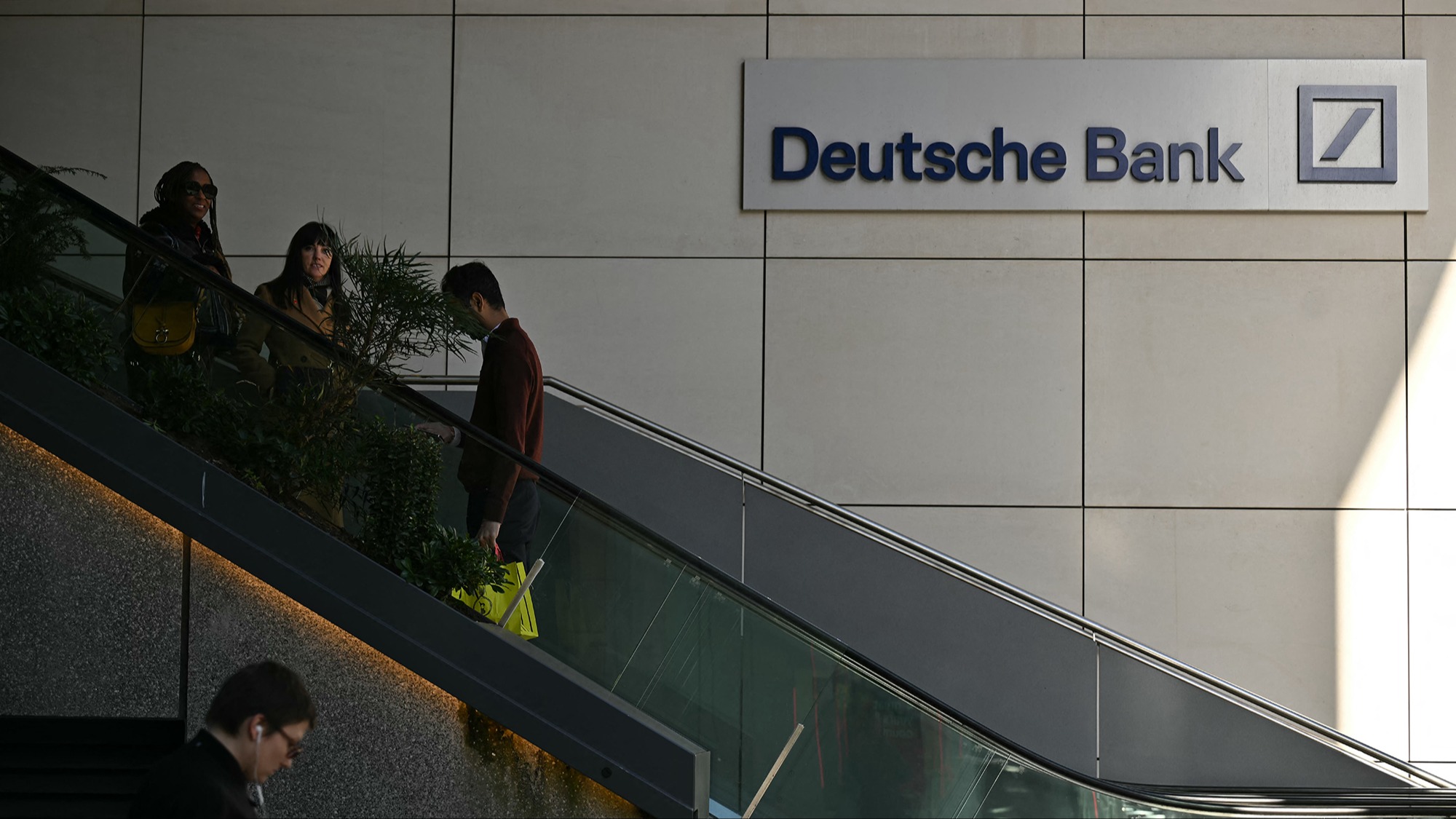 Deutsche Bank to hire 60 senior bankers in drive to win IB market share ...
