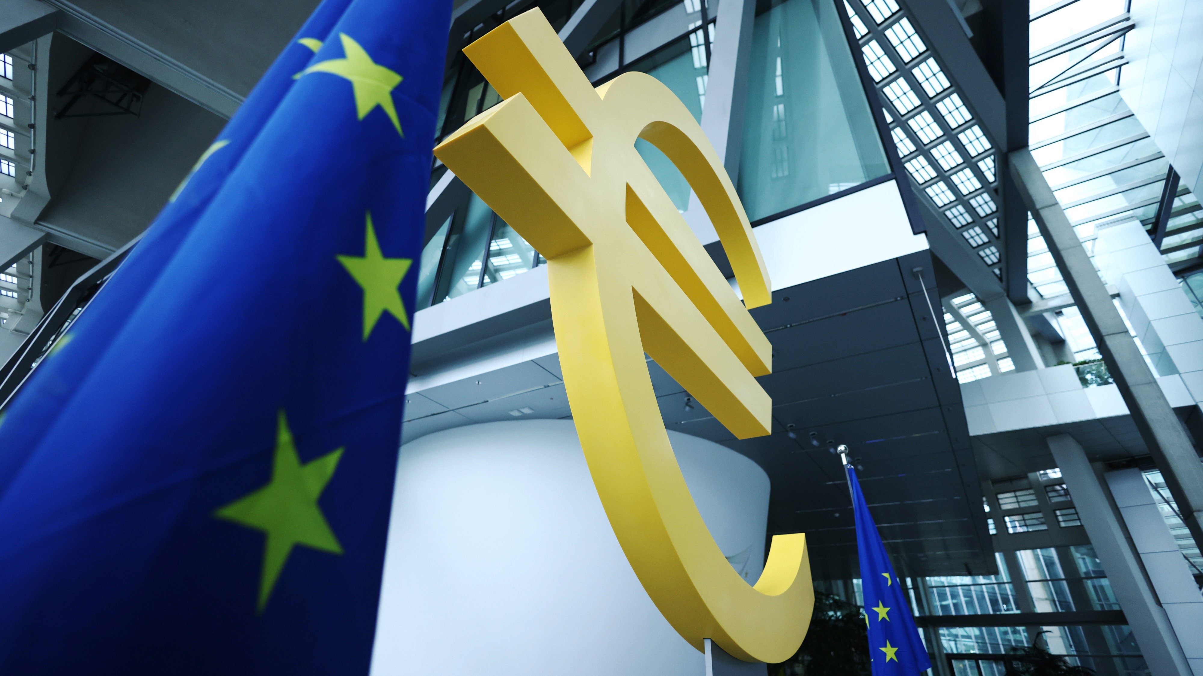 European banks set for €30bn boost to interest income; Barclays buys stake in stablecoin settlement network UBYX