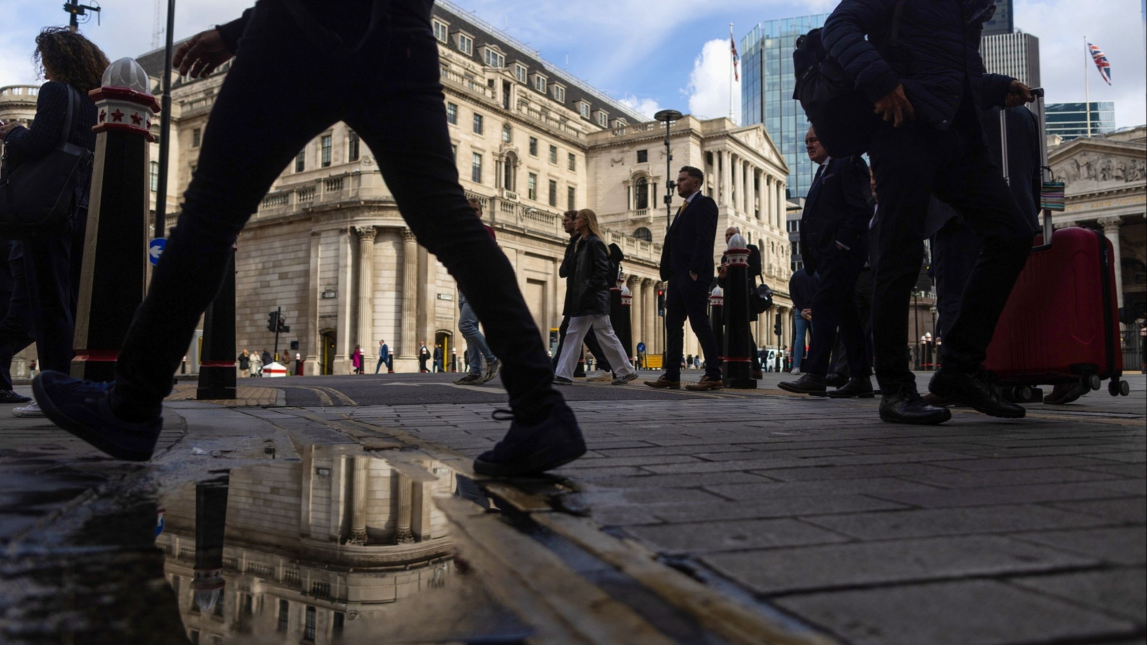 Bond markets enter new era as investors question sovereign-corporate pricing gap