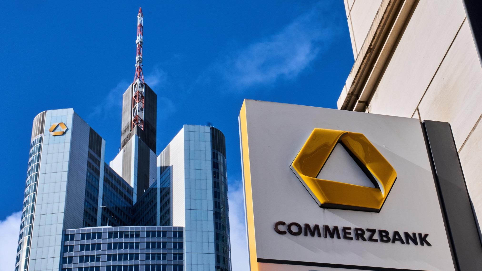 Commerzbank asks BaFin to investigate UniCredit tender; Lloyds apologises after online banking outage