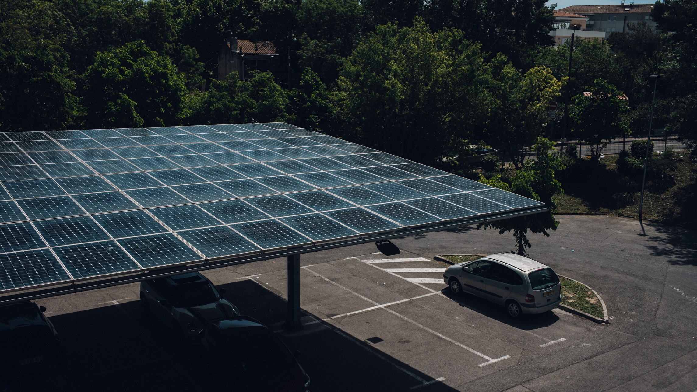 UK businesses could miss out on saving ‘billions’ from solar carports ...