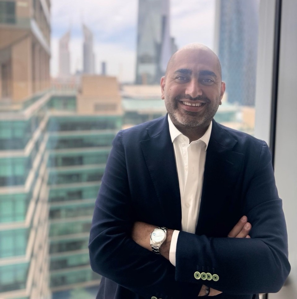 Portrait de Bashir Kazoor, directeur général de Taurus SA, avec le Dubai International Financial Centre en arrière-plan