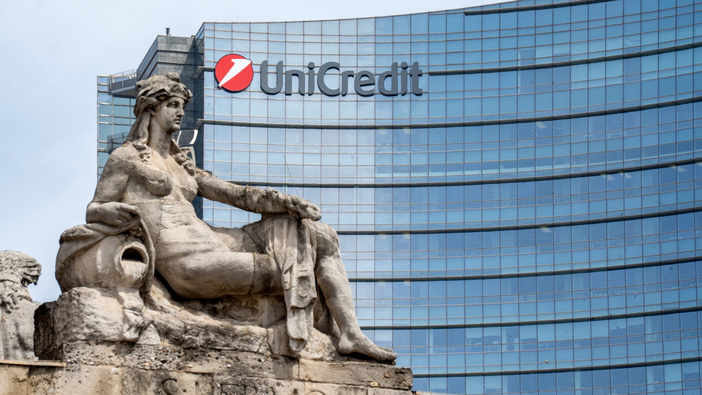 UniCredit Bids for Commerzbank; Germany Resists
